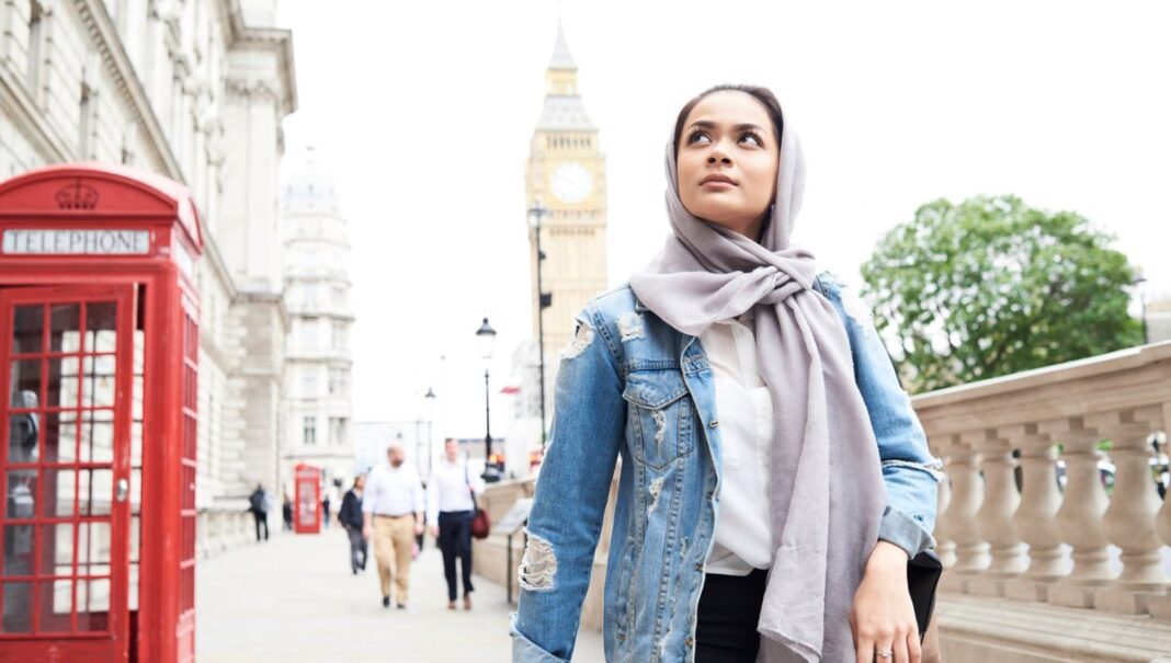 Femme musulmane à Londres avec Big Ben et le pont de Westminster.