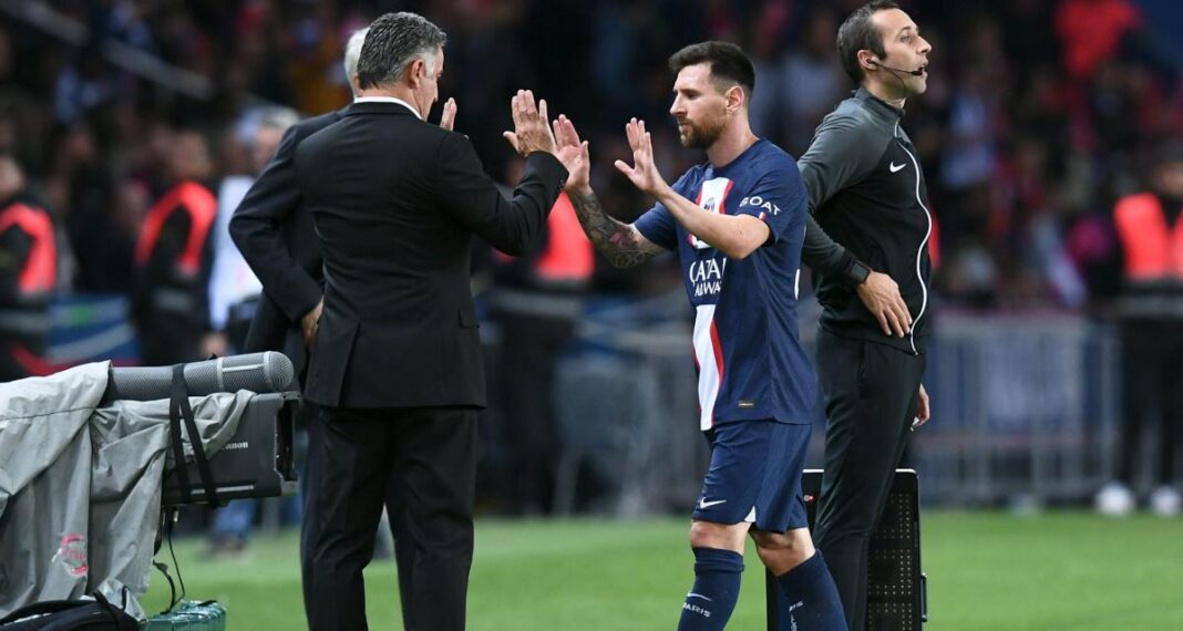 Inédit ! En plein entraînement, Lionel Messi dézingue Galtier Lionel Messi échangeant avec l'entraîneur lors d'un entraînement.