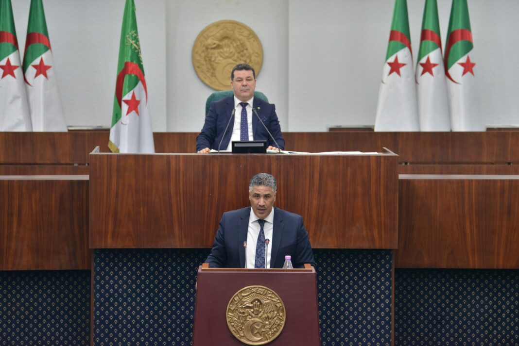 Logement rural : Voici l’alléchante proposition soumise au gouvernement pour revaloriser l’aide financière Deux hommes en costume lors d'une session parlementaire en Algérie.