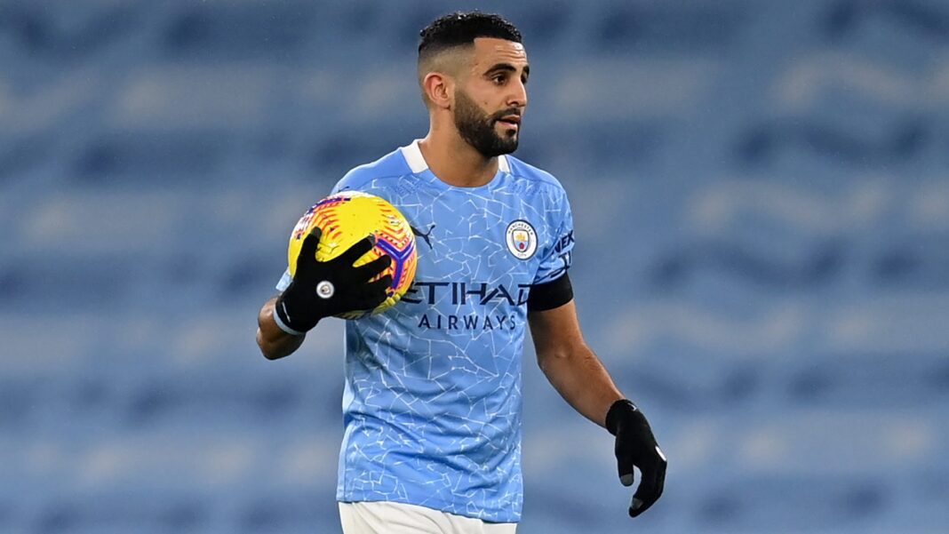 Riyad Mahrez ! Voici les révélations poignantes d’un coach anglais Riyad Mahrez portant le maillot de Manchester City avec un ballon de football.