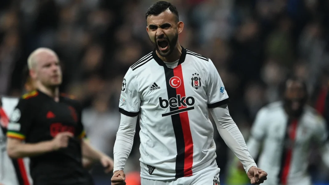 « Ma blessure ne s’annonce pas trop grave » la déclaration de Ghezzal redonne espoir. Ghezzal célèbre avec passion lors d'un match de football.