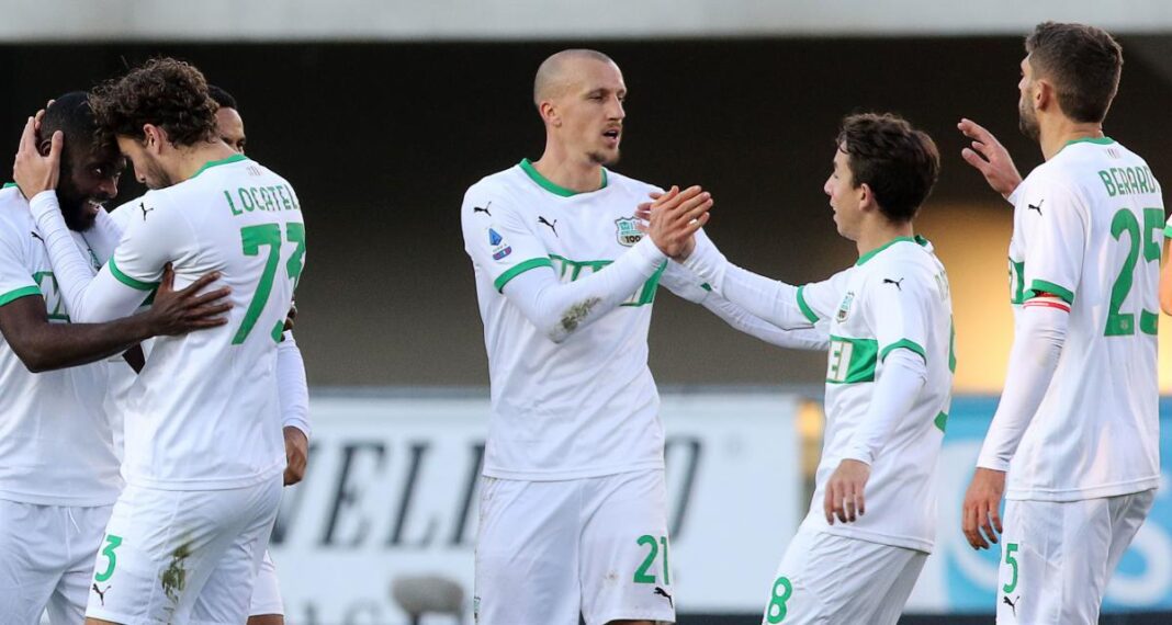 Maxim Lopez en équipe d’Algérie ? Djamel Belmadi clarifie Joueurs de l'équipe d'Algérie en pleine célébration sur le terrain.