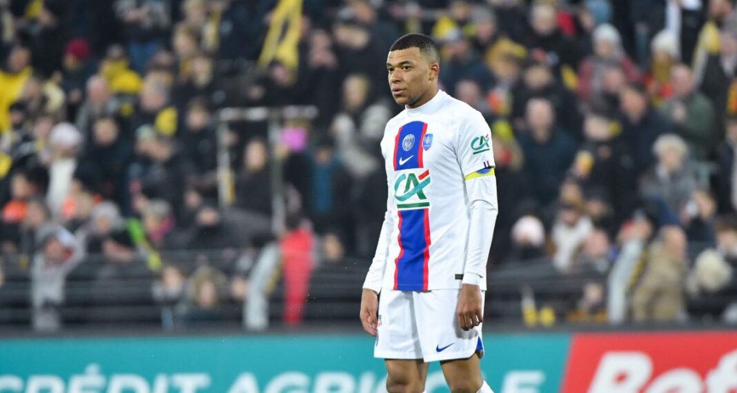 Mbappé capitaine des Bleus, ce n’est pas possible pour l’instant ! Kylian Mbappé en tenue de football sur le terrain.