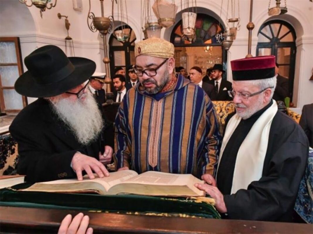Le divorce entre le Maroc de Mohammed VI et Israël est-il possible ? Religieux juifs et musulmans discutant autour d'un livre sacré.