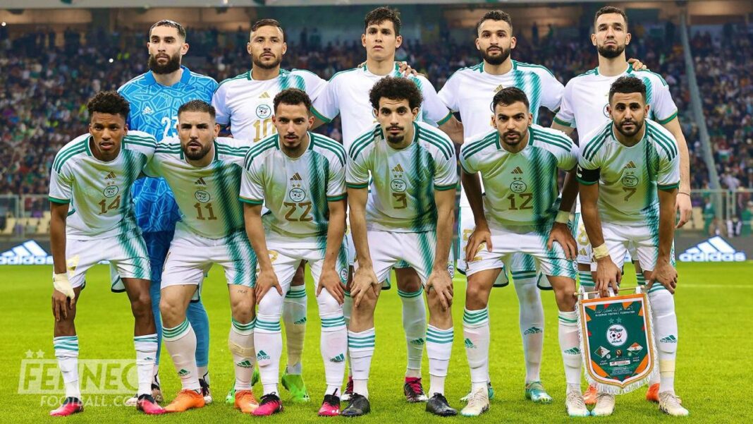 Les joueurs algériens en tenue officielle sur le terrain.