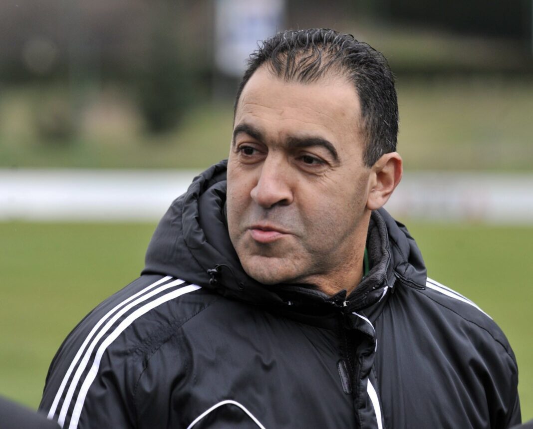 “On a tous déjà touché des filles”, le coach d’Ilyes Chetti remue le couteau dans une plaie encore béante. Homme en veste de sport noire lors d'une séance en extérieur.