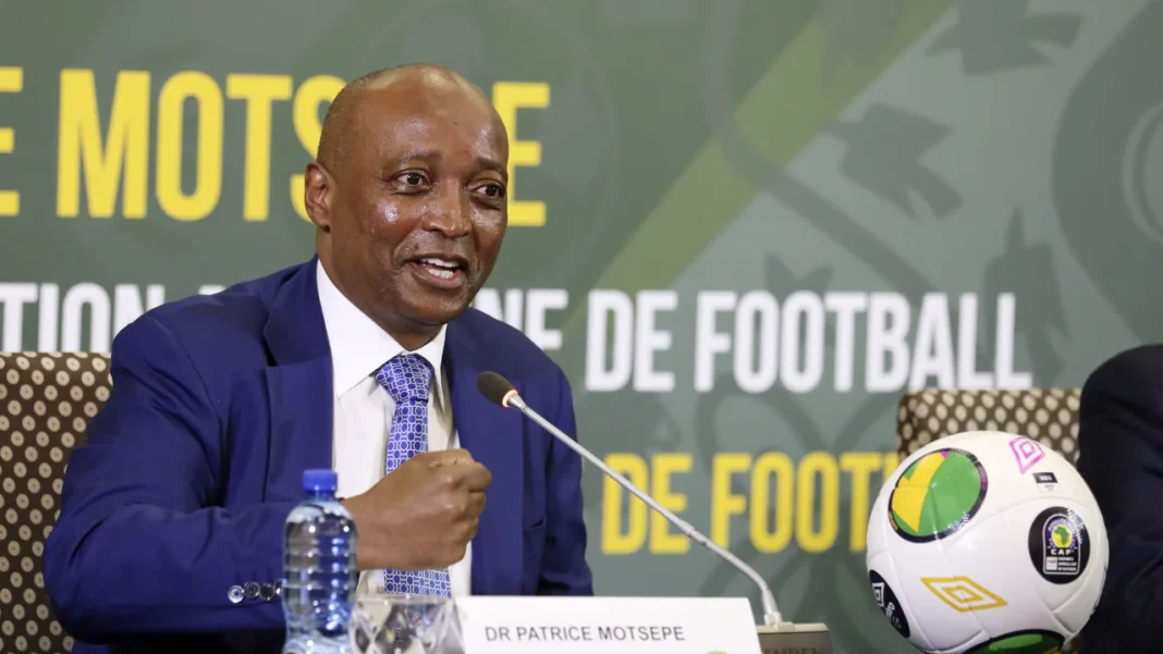 FIFA- CAF : Patrice Motsepe fait de surprenantes révélations sur Gianni Infantino Patrice Motsepe parle lors d'une conférence sur le football africain.