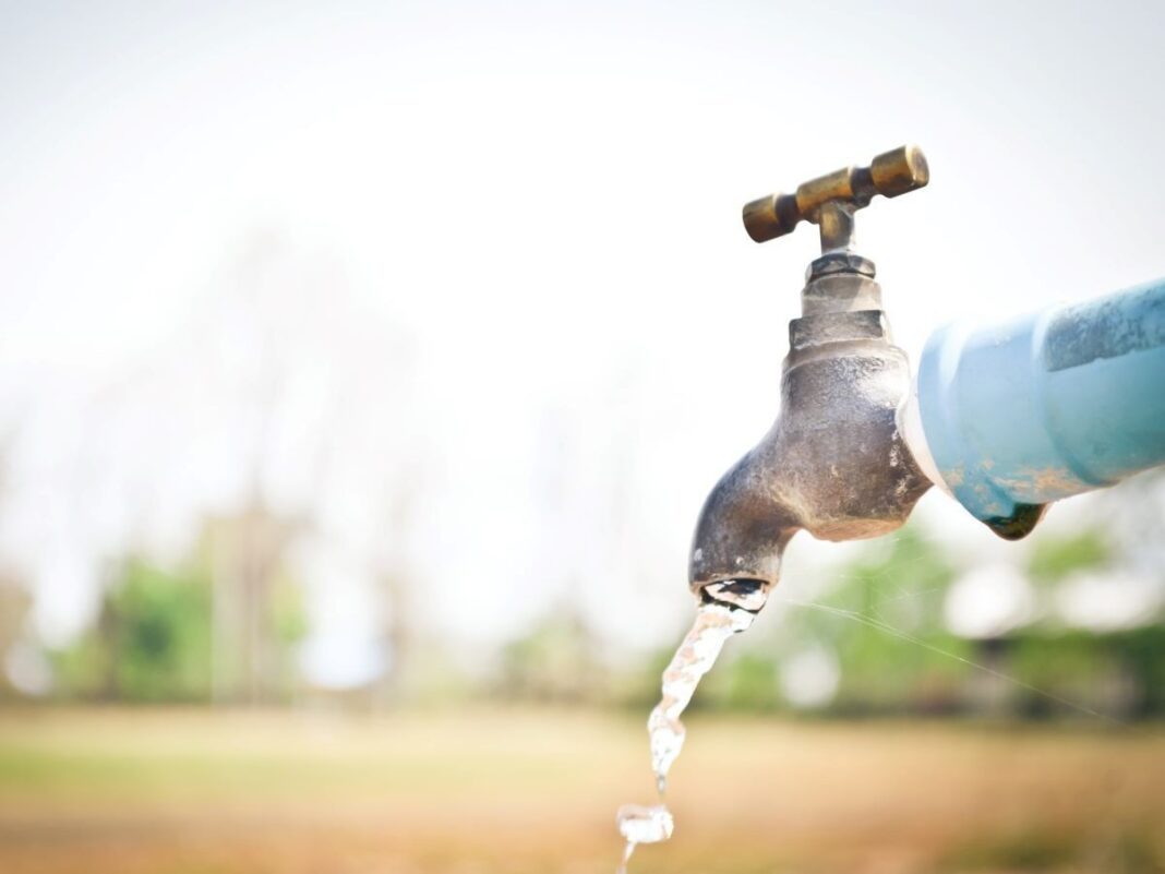 Robinet d'eau potable en fonctionnement en Algérie.