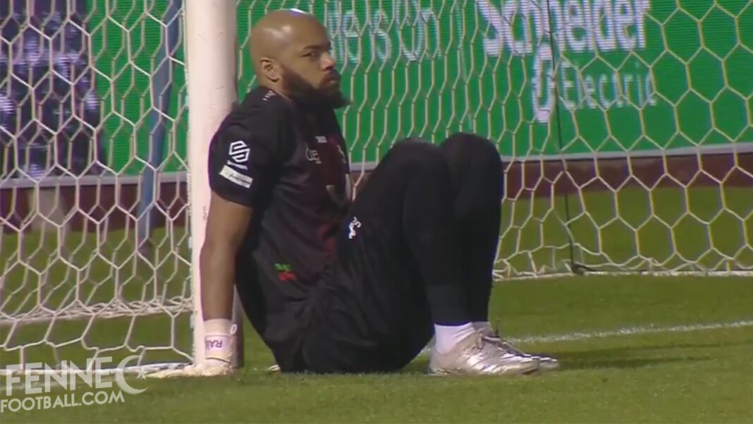 Encore un but gag encaissé par Raïs Mbolhi (Vidéo) Raïs Mbolhi assis sur le sol après un but encaissé.