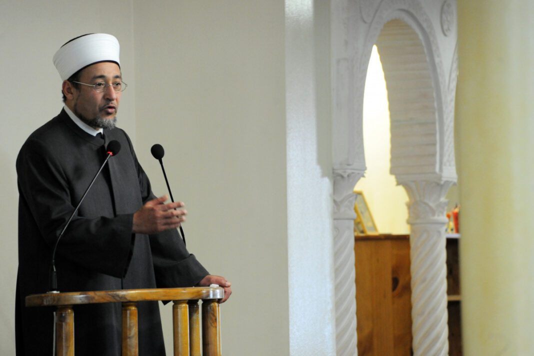Imam algérien lors d'une conférence Imam algérien parlant lors d'une conférence religieuse en France.