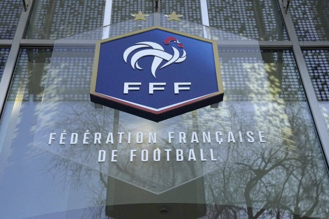 Logo de la Fédération Française de Football Logo de la FFF affiché sur un bâtiment officiel en France.