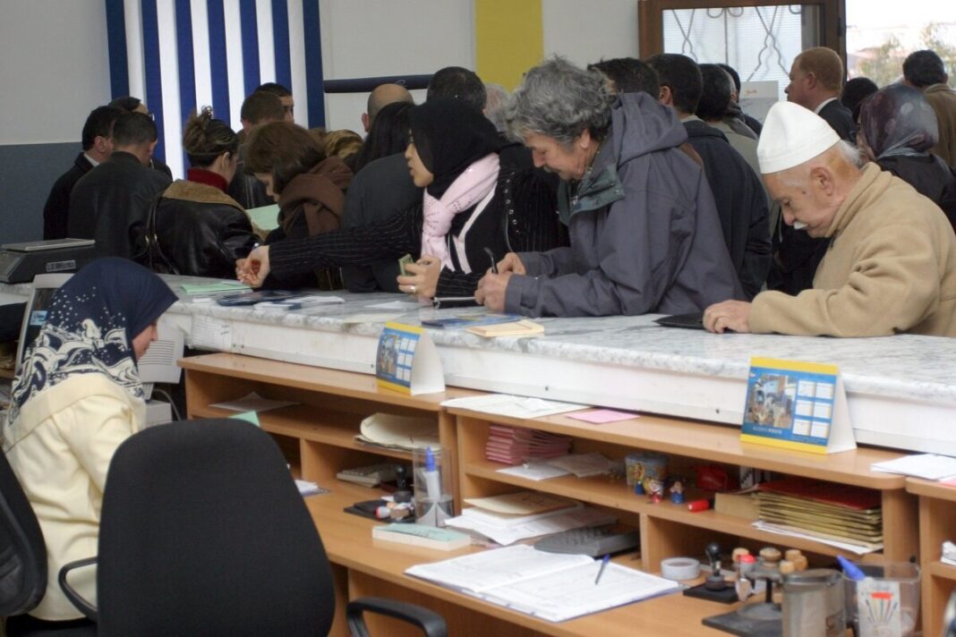 Voici les conditions à remplir pour l’affiliation de la diaspora algérienne au système de retraite Groupe de personnes faisant la queue dans une agence de retraite.
