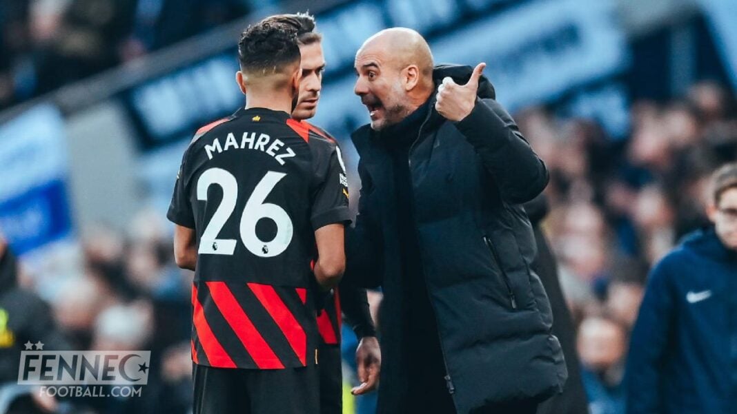 Tout comme Mahrez, un autre joueur victime des magouilles de Guardiola Mahrez et son entraîneur en discussion sur le terrain de football.