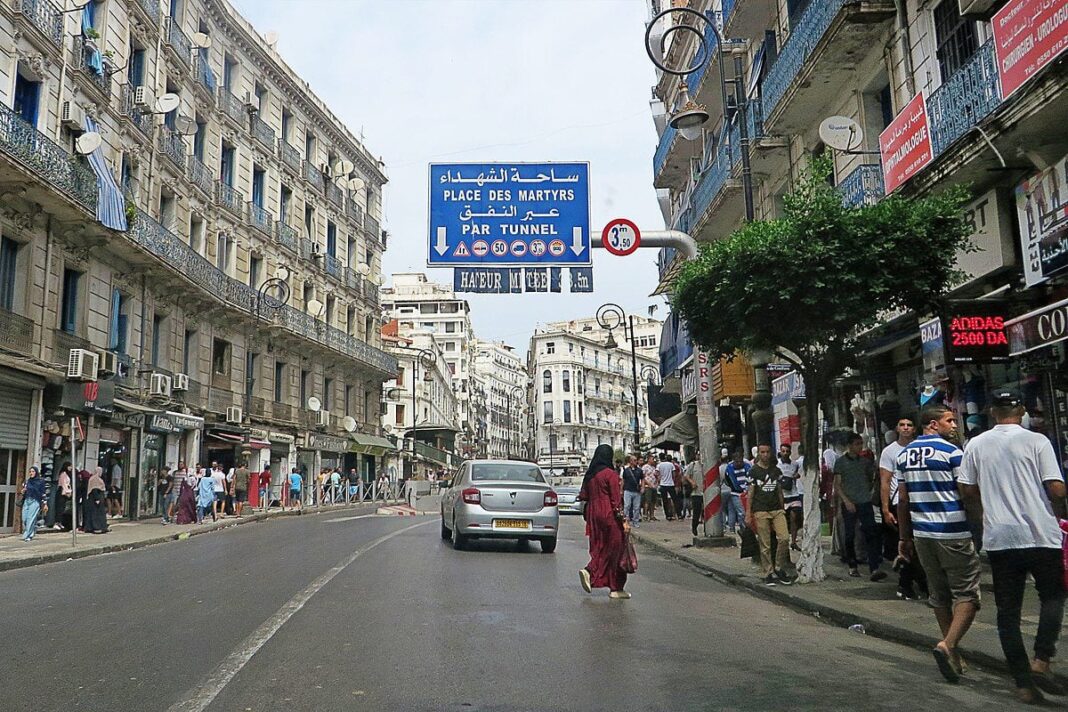 Alger-SEAAL : la rue Hassiba Ben Bouali est temporaire fermée pour travaux Rue animée à Alger avec des passants et des voitures.