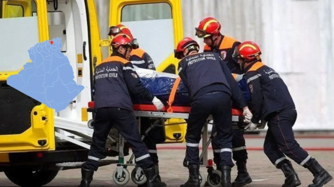 Équipe de secours évacuant une victime en ambulance à Sétif.