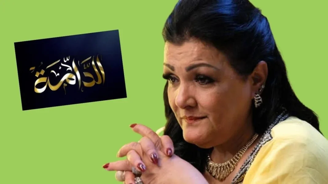 Actrice Aida Ababsa exprimant une émotion forte lors d'une interview.