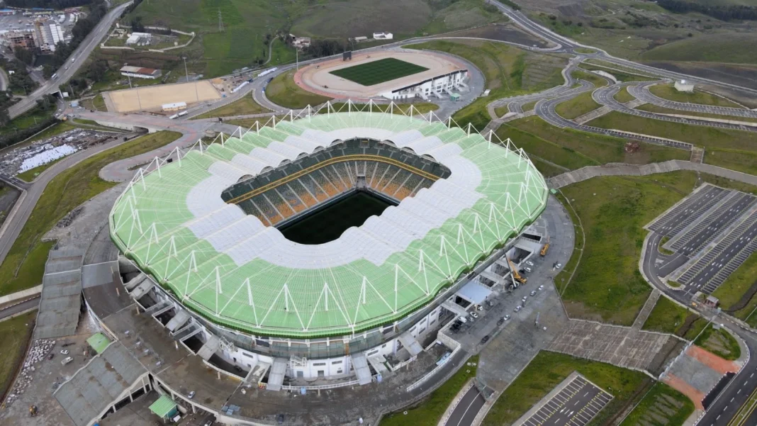 En images, les travaux sont « très avancés » sur le nouveau stade de Tizi Ouzou Vue aérienne du nouveau stade de Tizi Ouzou en travaux avancés.