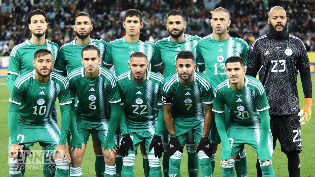 Urgent ! des révélations fracassantes sur l’équipe d’Algérie Groupe de joueurs d'Algérie en tenue verte sur le terrain.