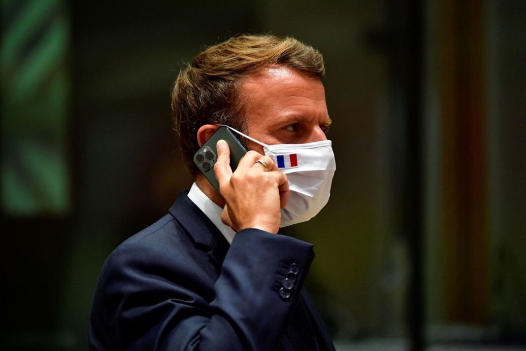 Une influenceuse bloquée au Maroc pour cette raison, appelle Macron à la rescousse. Emmanuel Macron portant un masque avec drapeau français lors d'une sortie officielle.