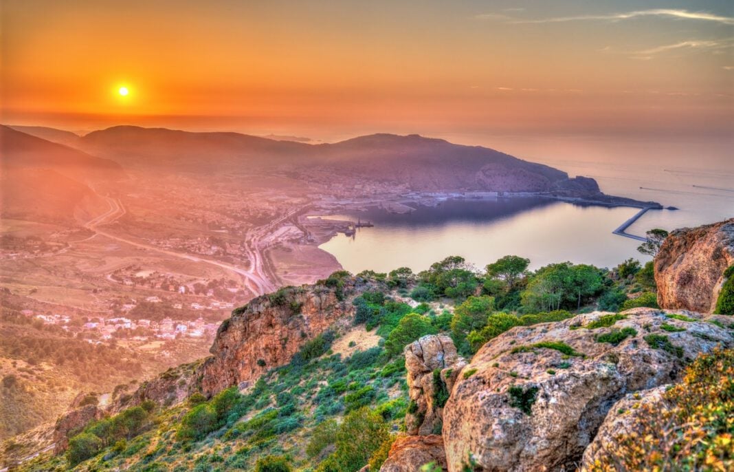 Découverte : Voyage au cœur de 4 sites naturels d’Algérie. La magie de dame nature. Vue panoramique d'un lac et montagnes au coucher du soleil en Algérie.