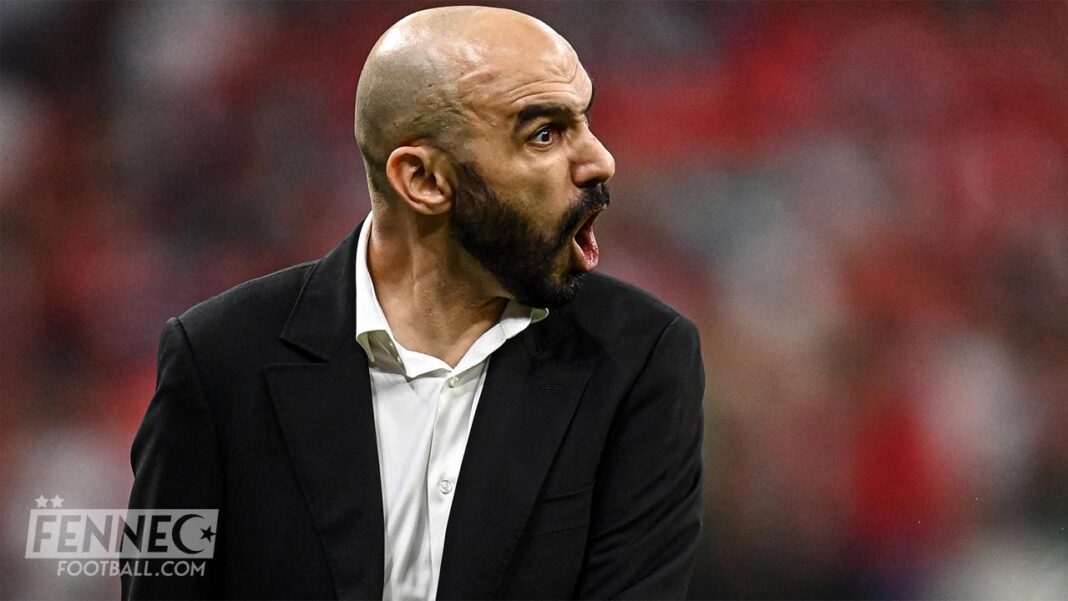 Walid Regragui, entraîneur, lors d'un match de football intense.