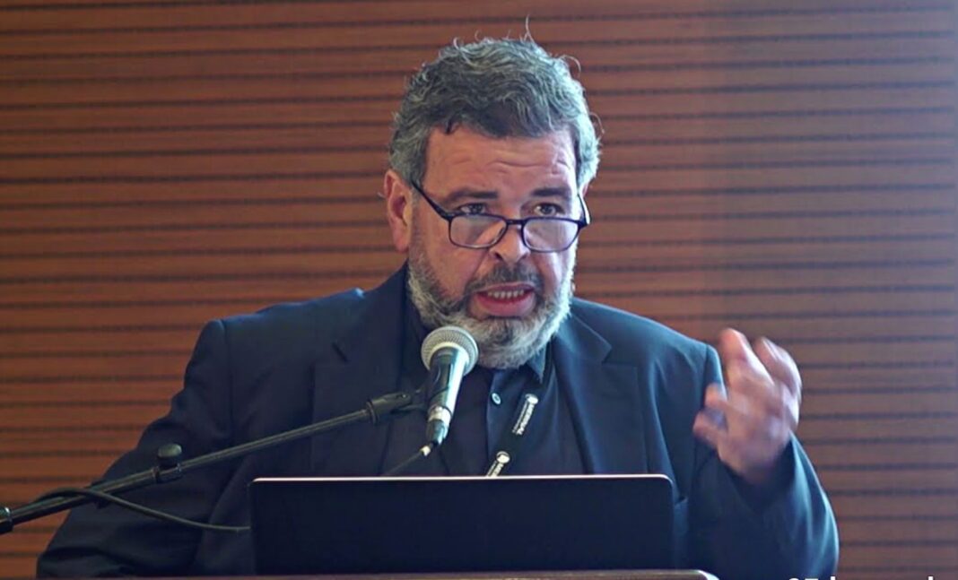 Top 100 des leaders du secteur de la santé de la région MENA : Cet algérien s’illustre au classement. Homme en conférence, parlant devant microphone et ordinateur.
