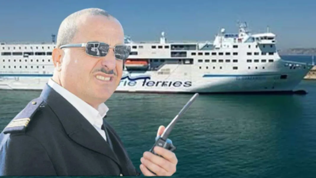 Algérie Ferries : plusieurs responsables déposés en prison Responsable de ferry avec bateau en arrière-plan.