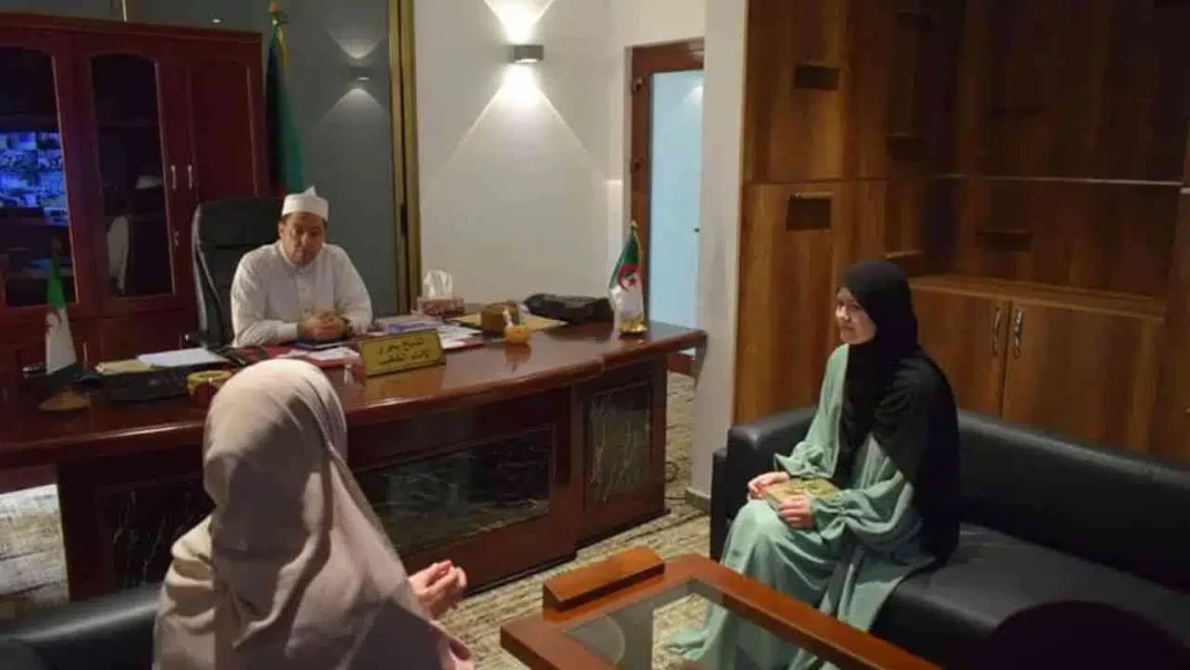 Inédit! une jeune femme française se convertit à l’Islam et crée la sensation à Oran Jeune femme en hijab lors d'une rencontre à Oran.