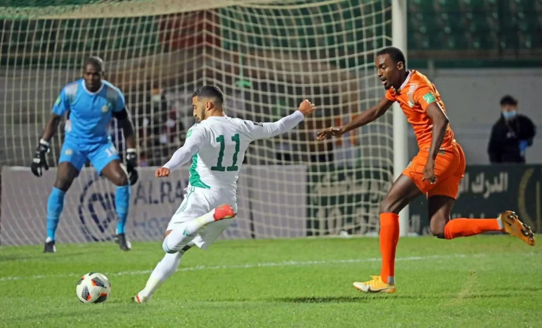 ELIM CAN 2023 : Le Niger reçoit l’Algérie à … Joueur du Niger en action contre un joueur algérien lors d'un match de football.