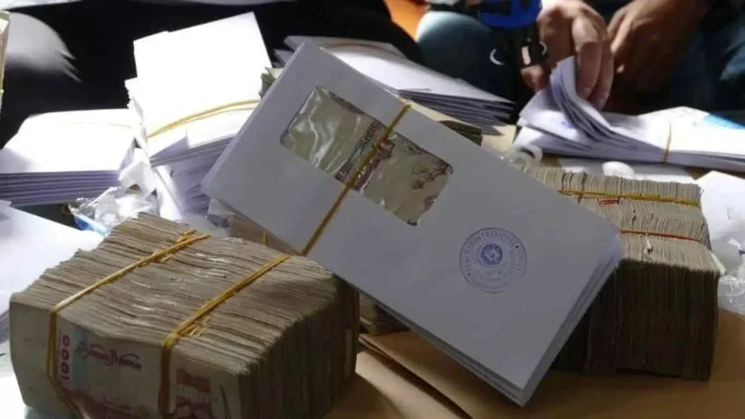 Un philanthrope Algérien distribue 5 milliards aux démunis à l’occasion du Ramadan Distribution de documents et argent pour les démunis pendant le Ramadan.
