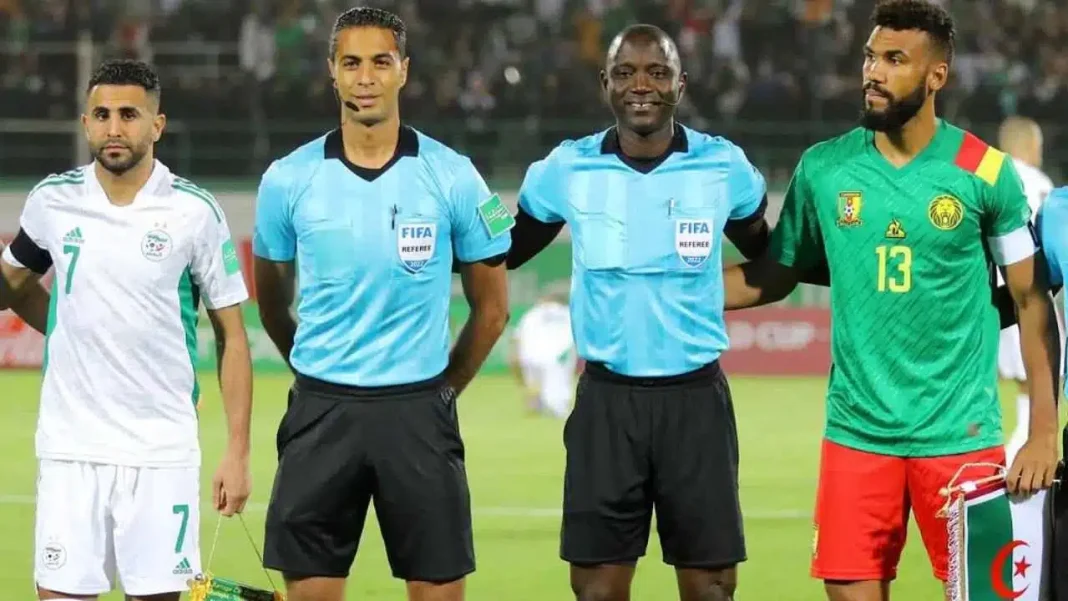 Un an après l’incident face au Cameroun, l’Algérie prend sa revanche sur Gassama Arbitres et joueurs lors d'un match de football international.
