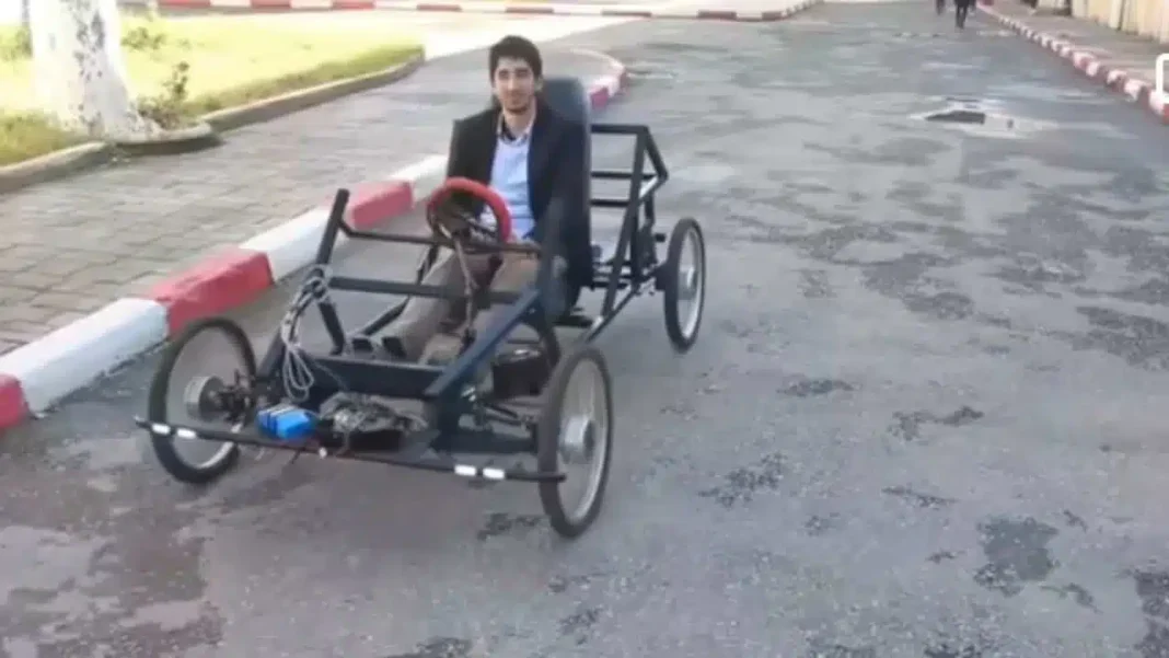 Inédit ! Une voiture électrique est mise au point par cet étudiant algérien Étudiant algérien avec sa voiture électrique innovante.