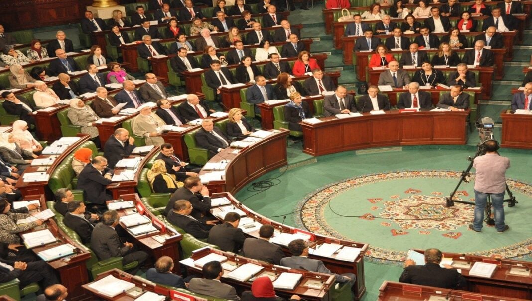 Tunisie-ARP: Encore des journalistes empêchés d’accéder au parlement Débat parlementaire en Tunisie avec des députés assis en cercle.