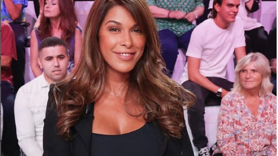 Chroniqueuse Ayem Nour au Maroc Ayem Nour, chroniqueuse bloquée au Maroc, souriante lors d'une émission.