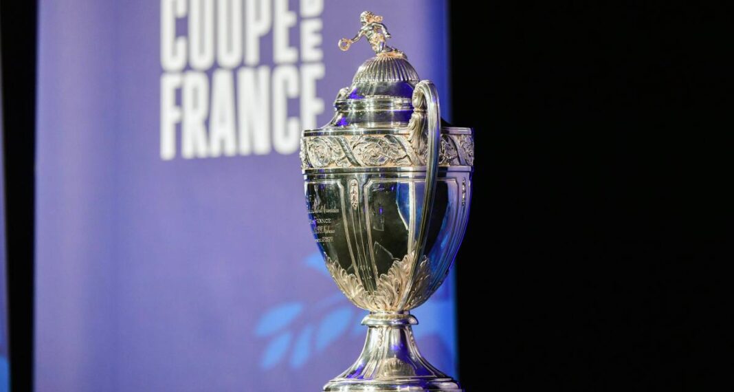 Trophée de la Coupe de France avec logo en arrière-plan.