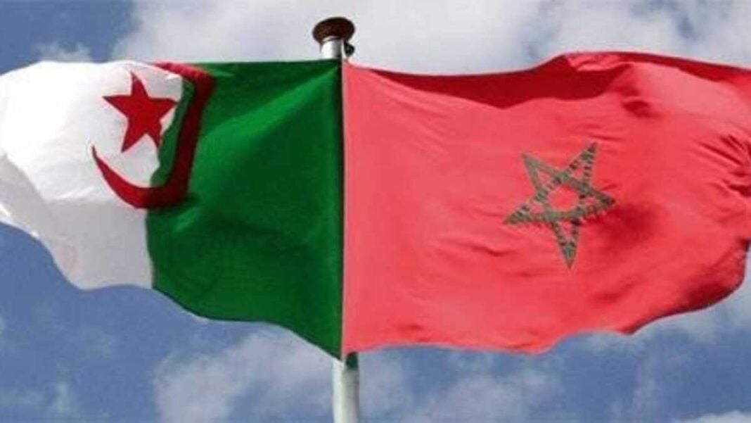 Bientôt, une manifestation à Paris pour la fraternité algéro-marocaine Drapeaux de l'Algérie et du Maroc flottant dans le ciel.
