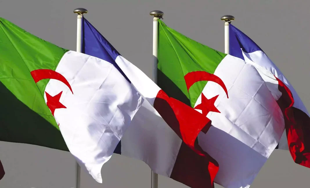 Étudier en France : Des bourses disponibles pour les doctorants algériens Drapeaux algérien et français flottant au vent.