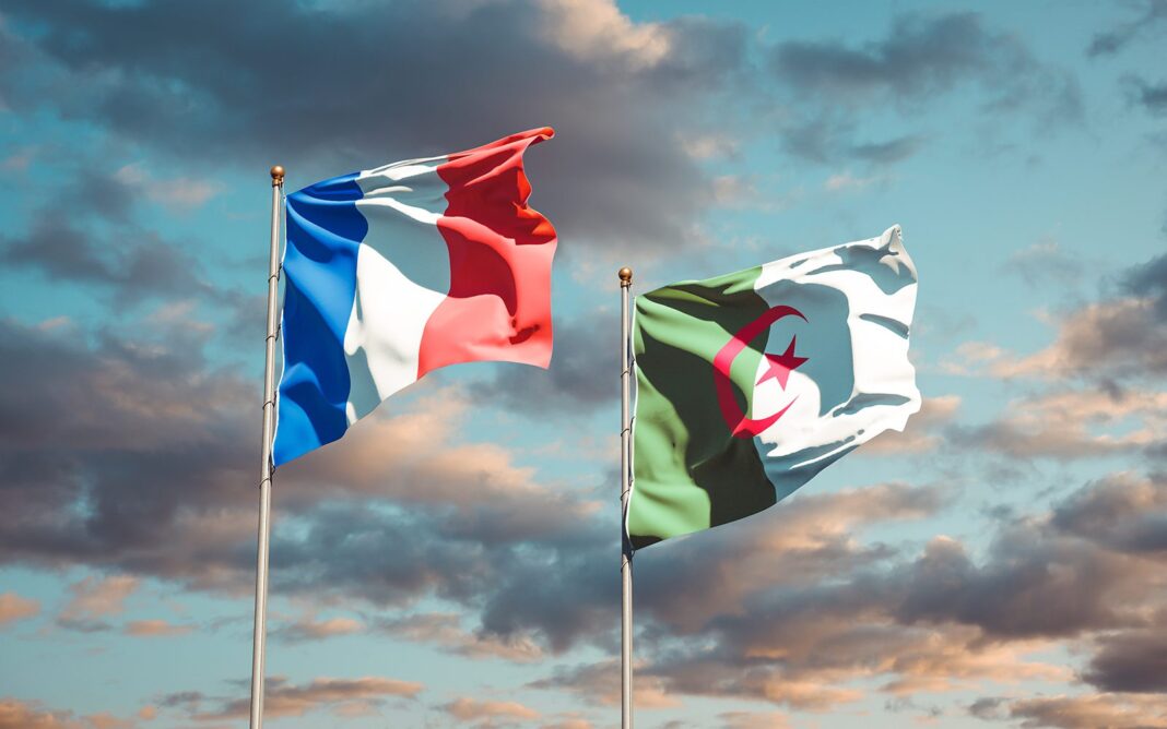 France : les Algériens appellent à un grand rassemblement ce 19 mars Drapeaux de la France et de l'Algérie flottant dans le ciel.