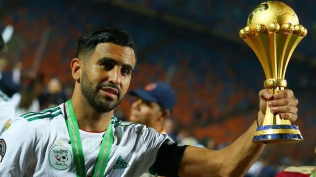 voici quand Mahrez va dire adieu à l’équipe d’Algérie Riyad Mahrez tenant la coupe d'Afrique après la victoire de l'Algérie.