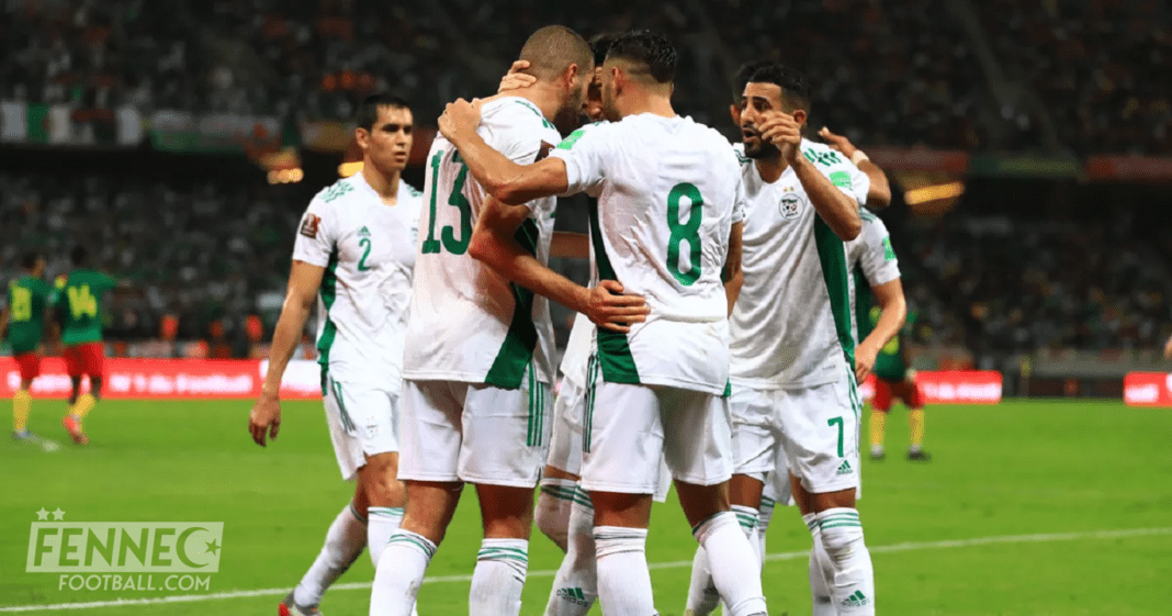 Equipe d’Algérie : une nouvelle pépite convoquée (OFFICIEL) ! Joueurs de l'équipe d'Algérie célébrant un but sur le terrain.