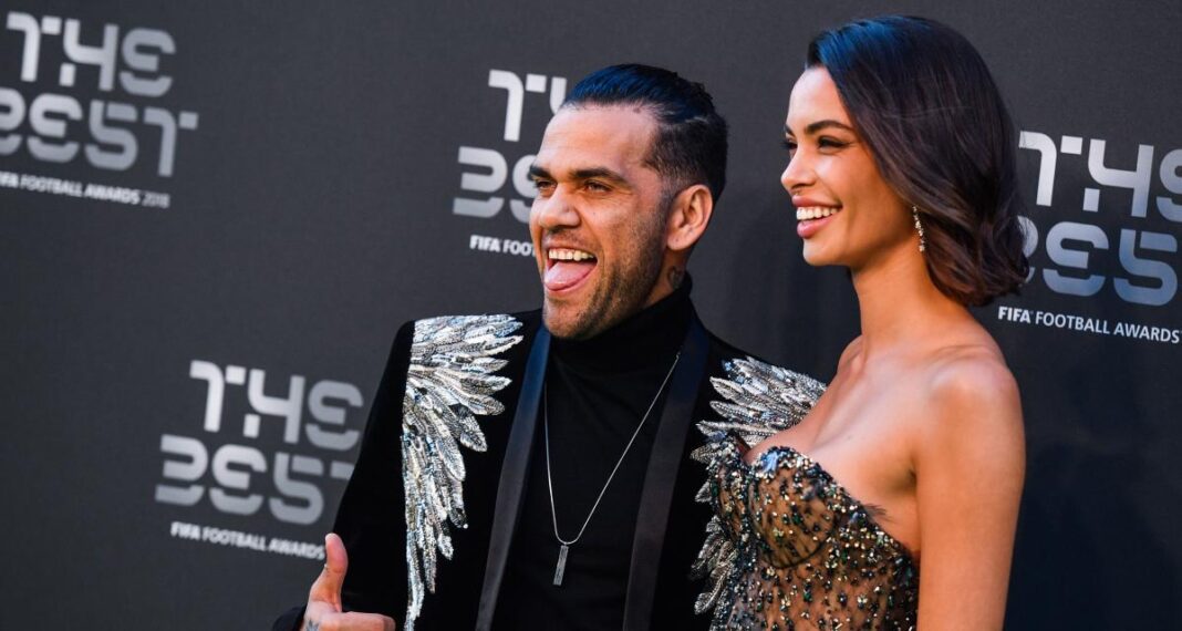 Coup dur ! La femme de Daniel Alves officialise leur rupture Daniel Alves et sa compagne souriants à une cérémonie de remise de prix.