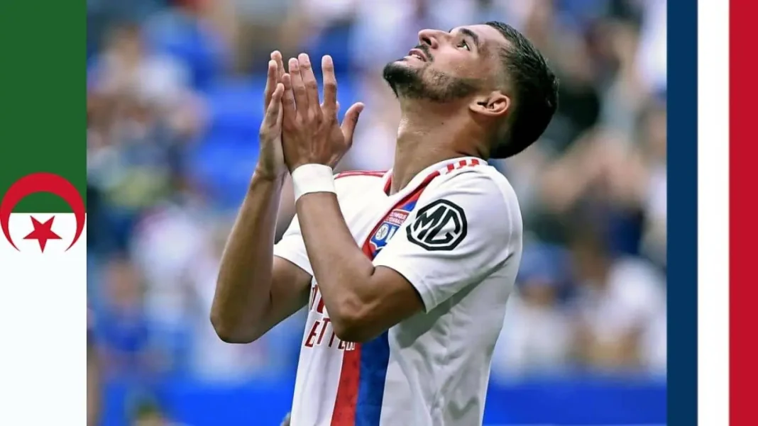 Houssem Aouar, « Je regrette d’avoir joué pour la France » Houssem Aouar en action, priant sur le terrain de football.