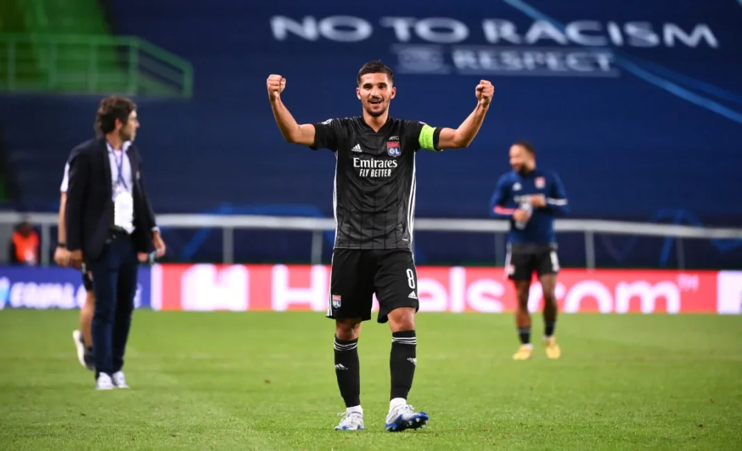 Ça n’en finit pas ! Suite à son choix porté sur l’Algérie, Houssem Aouar fait l’objet d’insultes racistes Houssem Aouar célèbre après un match, portant le maillot du club.