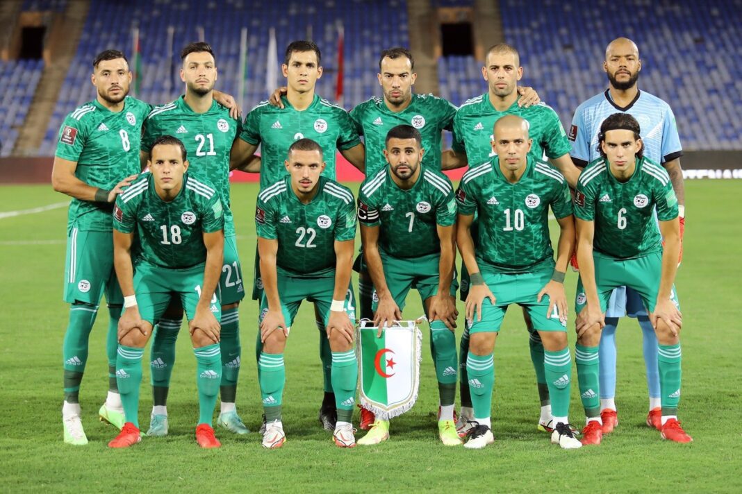 Éliminatoires CAN 2023 Algérie-Ouganda : la CAF dévoile l’arbitre du match Groupe de joueurs de football algériens en uniforme vert sur le terrain.