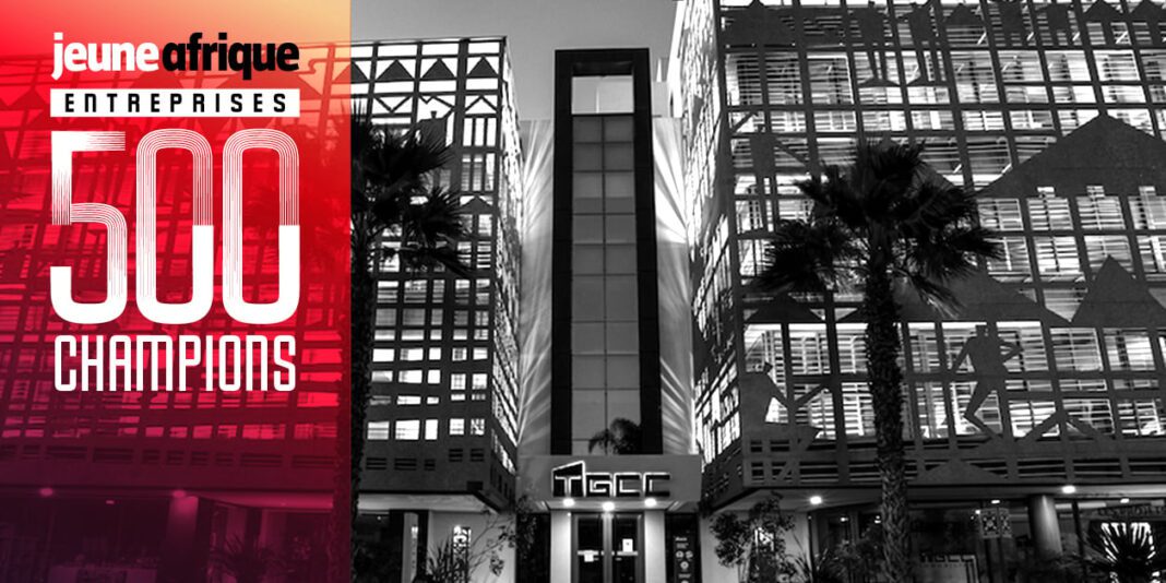 Voici la liste des entreprises d’Afrique du Nord les plus puissantes en 2023 Gratte-ciel modernes avec palmiers, symbolisant la croissance économique en Afrique du Nord.