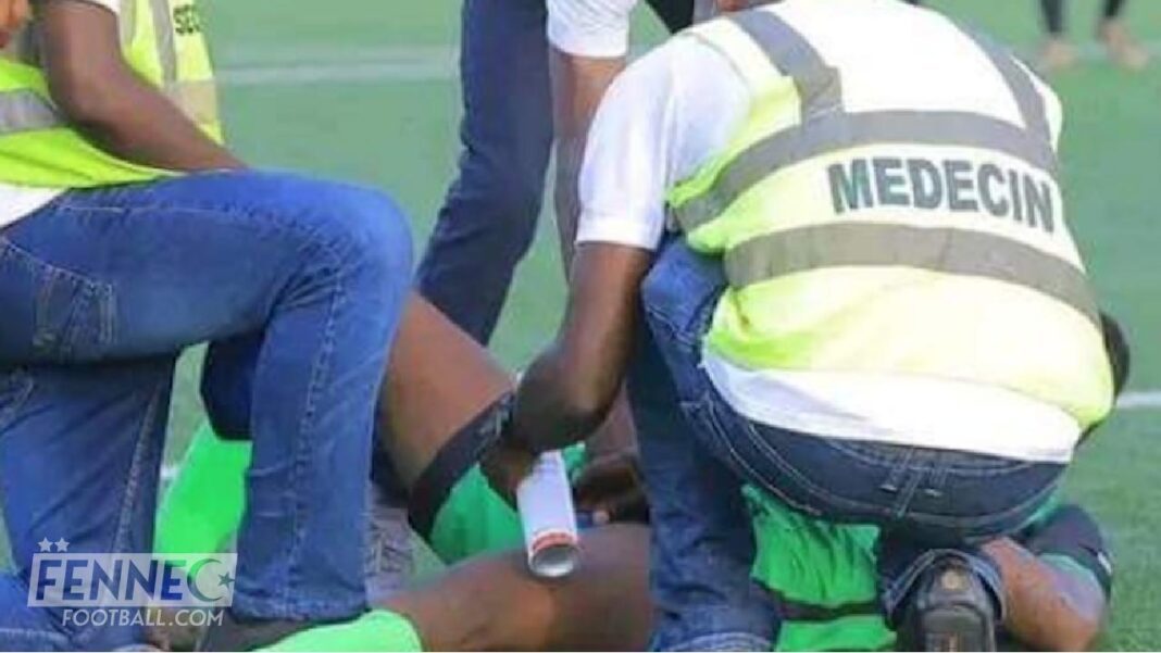 Carnet noir : Décès d’un joueur ivoirien en plein match (Vidéo) Médecins soignant un joueur inconscient sur le terrain de football.