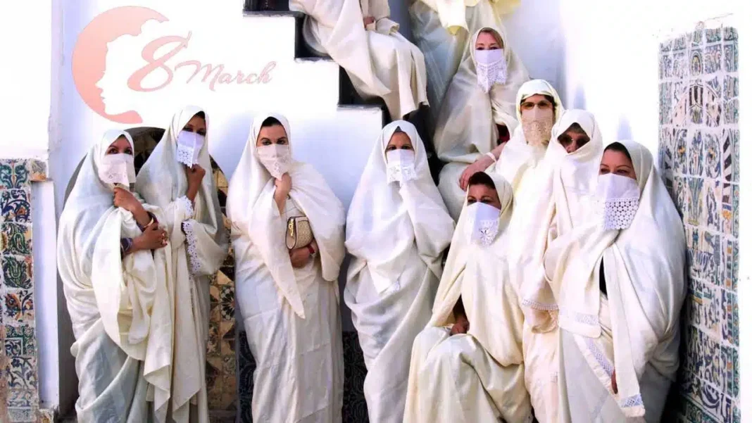 Journée de la femme : l’énorme tollé, des Marocaines s’approprient un patrimoine vestimentaire algérien Groupe de femmes marocaines portant des vêtements traditionnels en blanc et voilées.