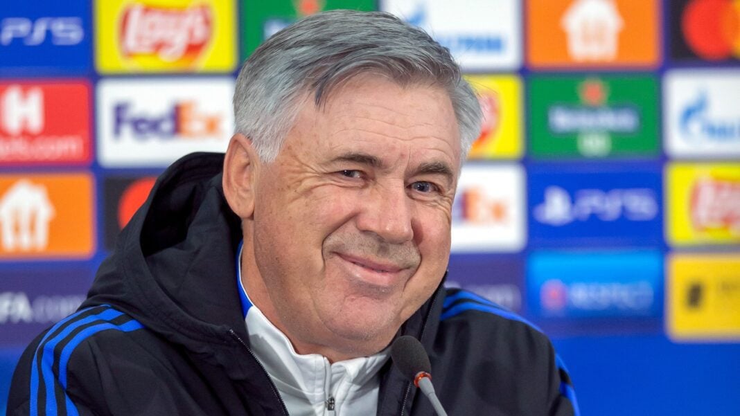 « Ancelotti n’est pas le mari de ta sœur », la folle déclaration de Lamine Benchabir fait sensation. Carlo Ancelotti souriant lors d'une conférence de presse sportive.