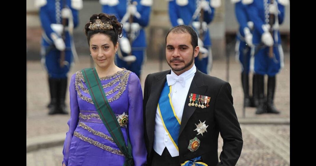 Fierté ! Lors d’un mariage royal en Jordanie, Rym Ali se distingue par sa tenue traditionnelle ! Rym Ali en tenue traditionnelle lors d'un mariage royal en Jordanie.