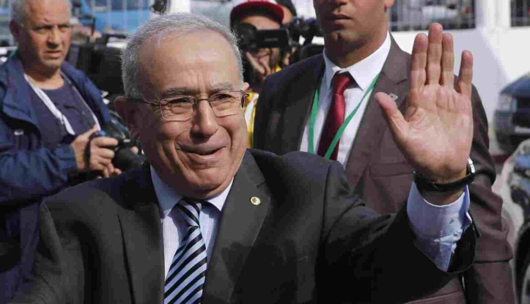 Algérie : de graves révélations sur le limogeage de Ramtane Lamamra Ramtane Lamamra saluant lors d'un événement public en Algérie.